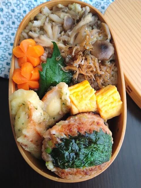 青玄米のきのこ飯と鮪の味噌つくね弁当